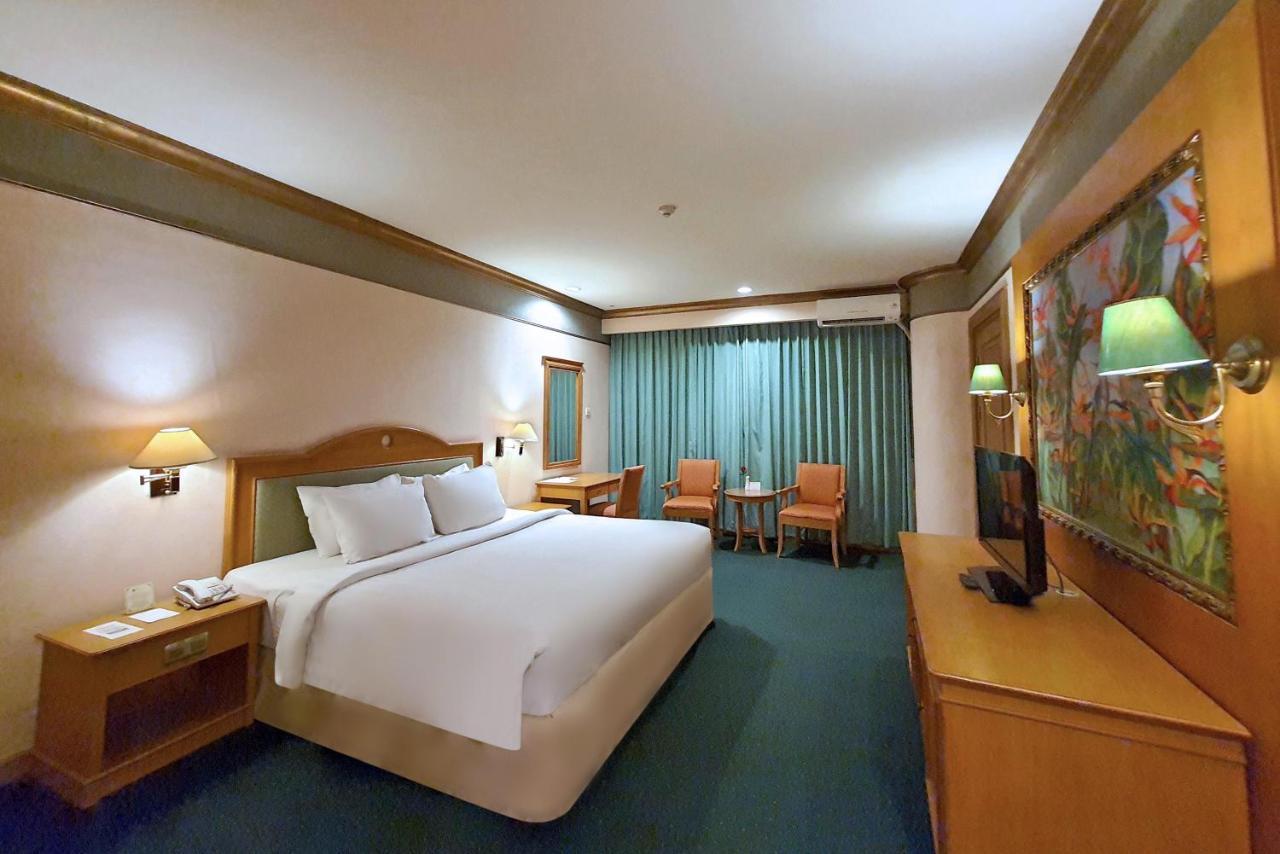Tunjungan Hotel Surabaya Exterior photo