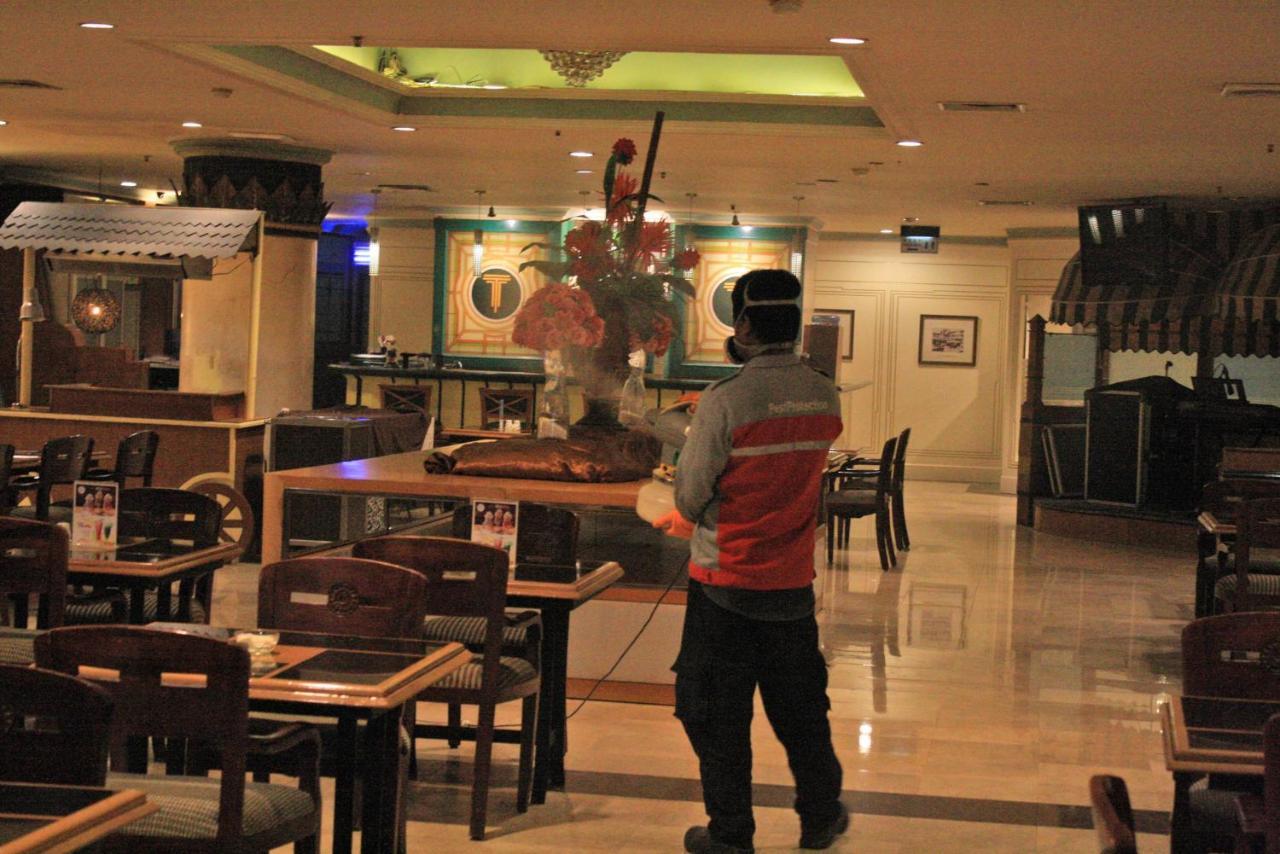 Tunjungan Hotel Surabaya Exterior photo